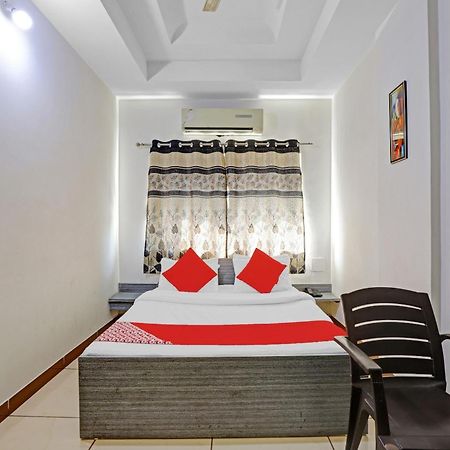 Hotel Velvet Rajkot Buitenkant foto