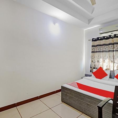 Hotel Velvet Rajkot Buitenkant foto