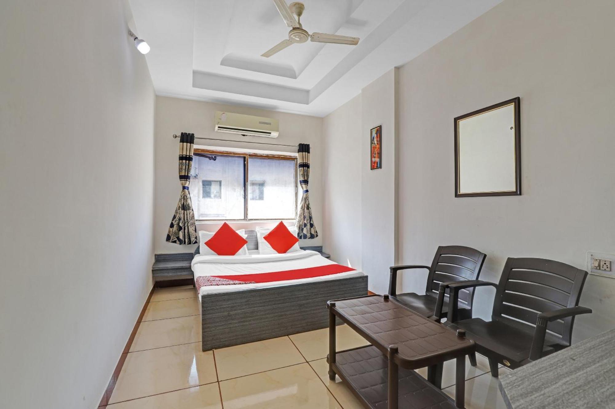 Hotel Velvet Rajkot Buitenkant foto