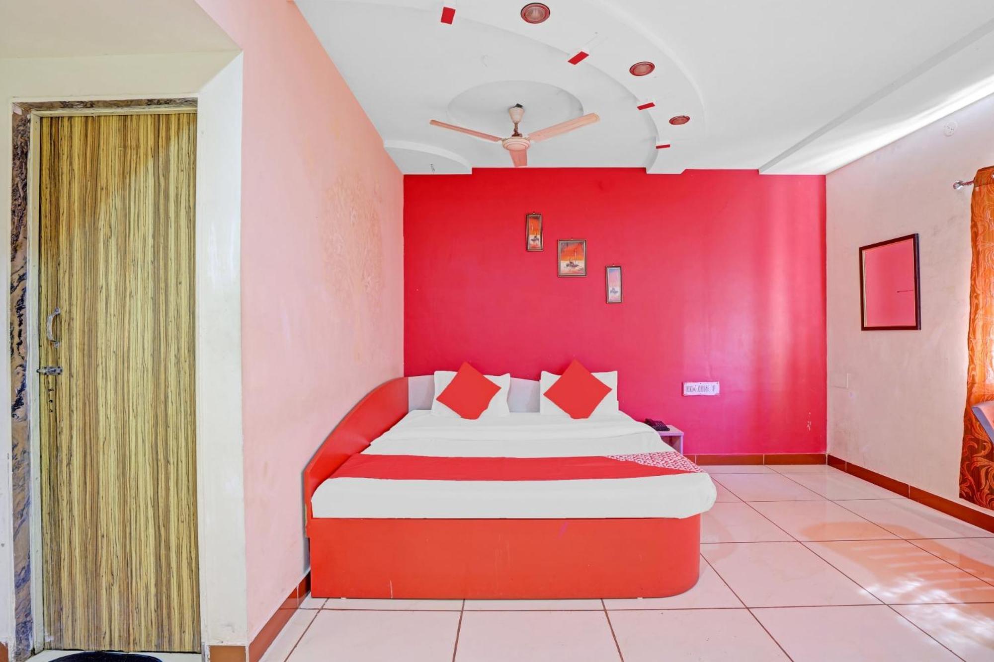 Hotel Velvet Rajkot Buitenkant foto