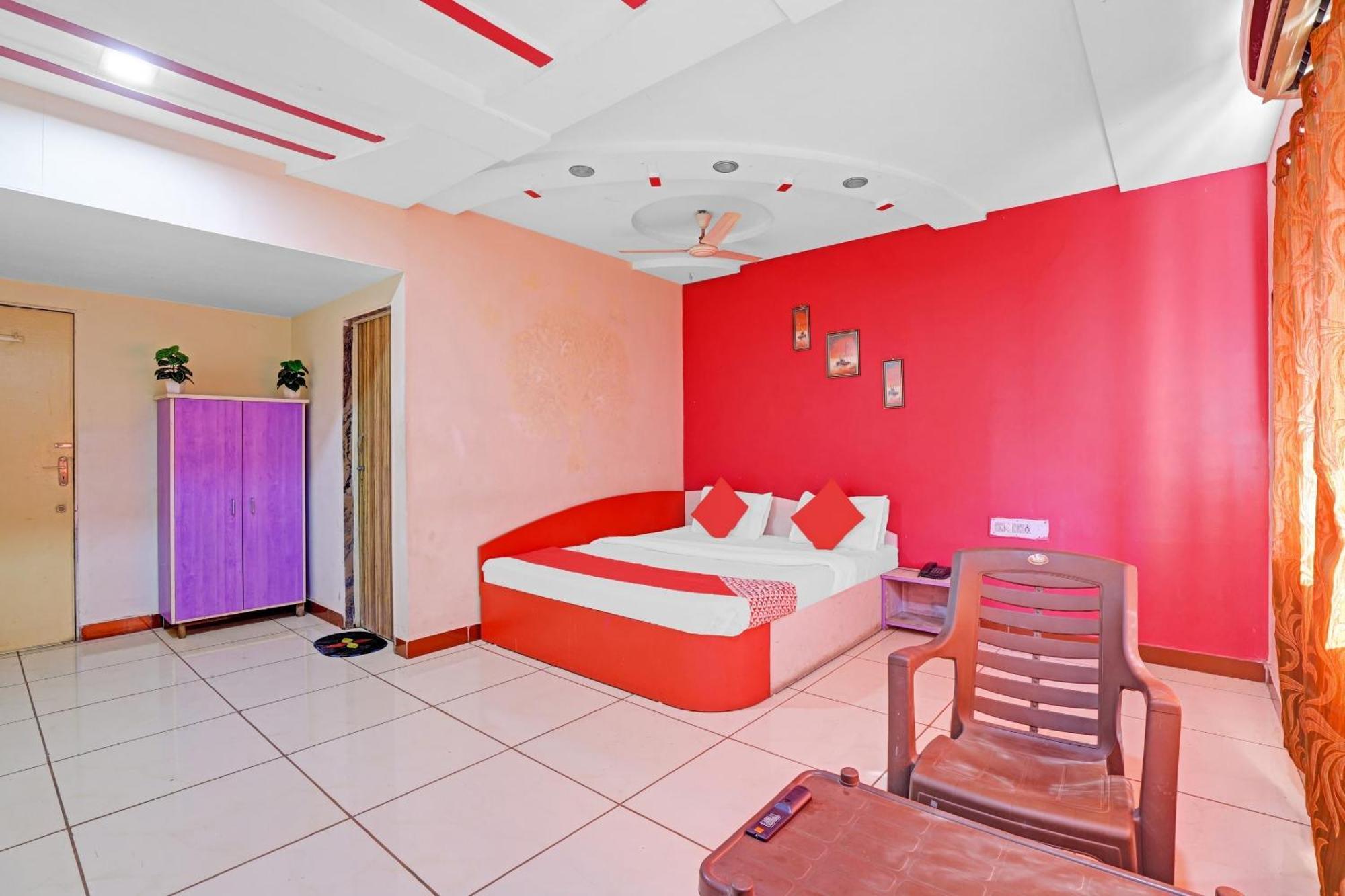 Hotel Velvet Rajkot Buitenkant foto