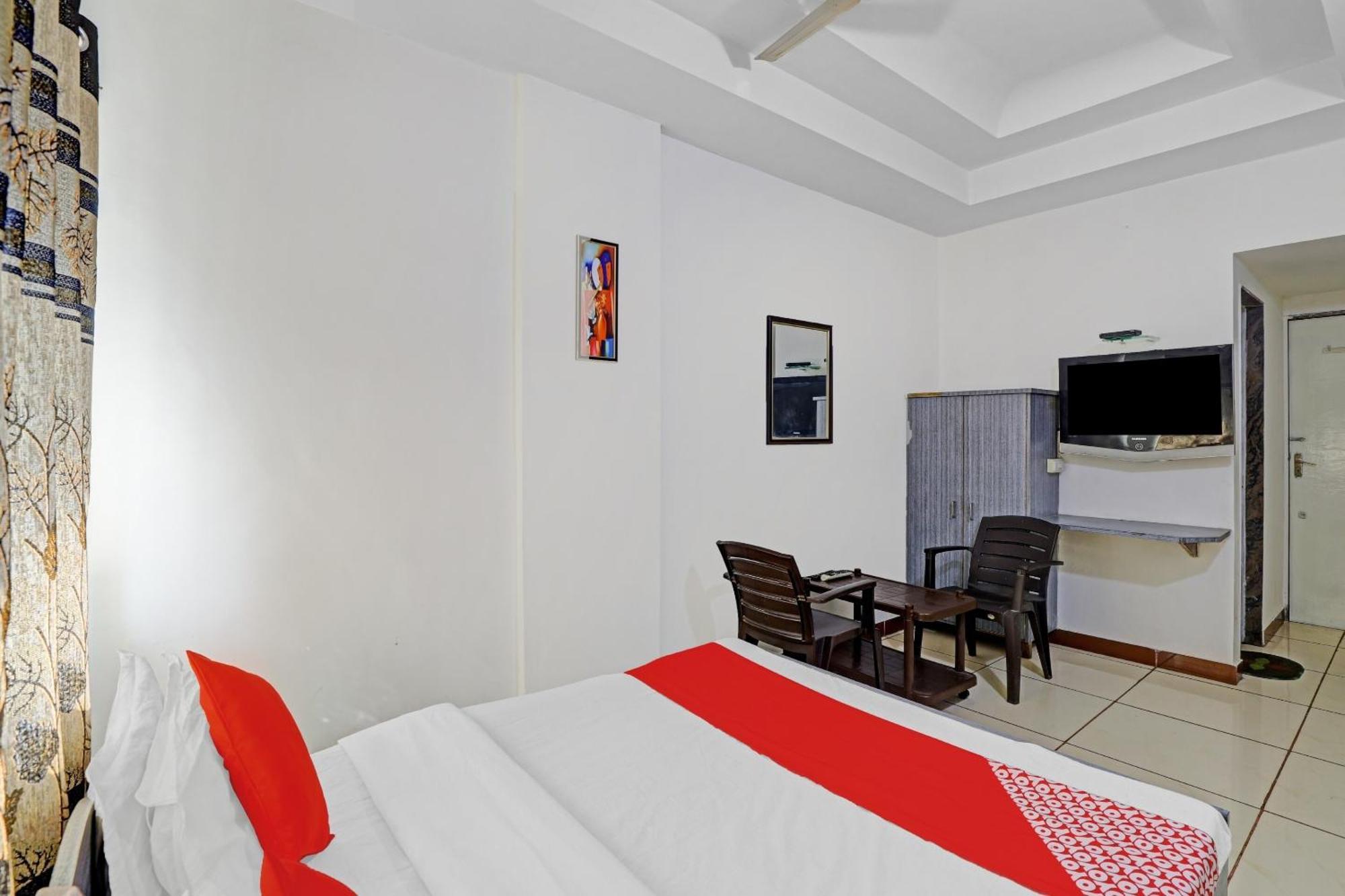 Hotel Velvet Rajkot Buitenkant foto
