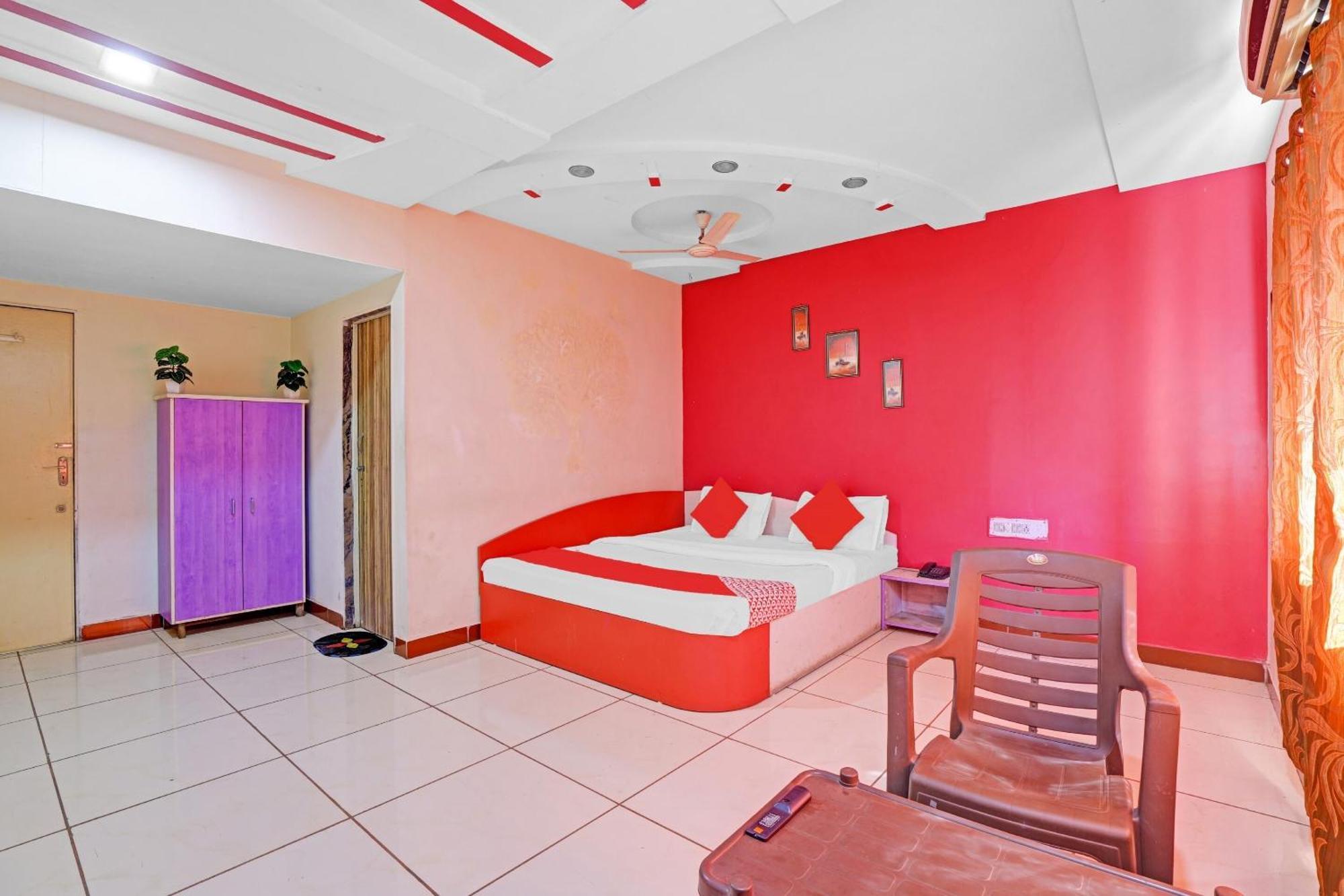 Hotel Velvet Rajkot Buitenkant foto