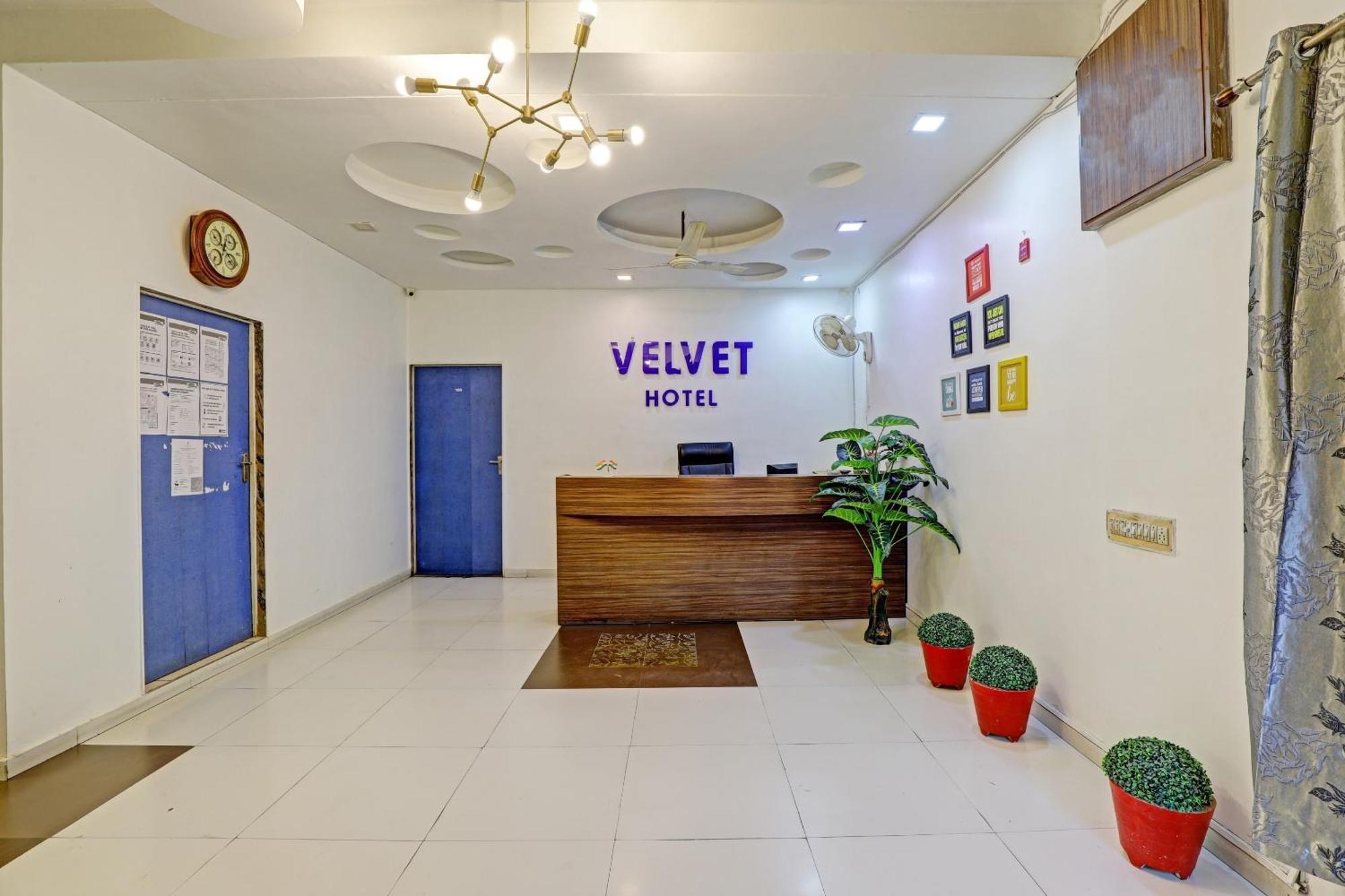 Hotel Velvet Rajkot Buitenkant foto