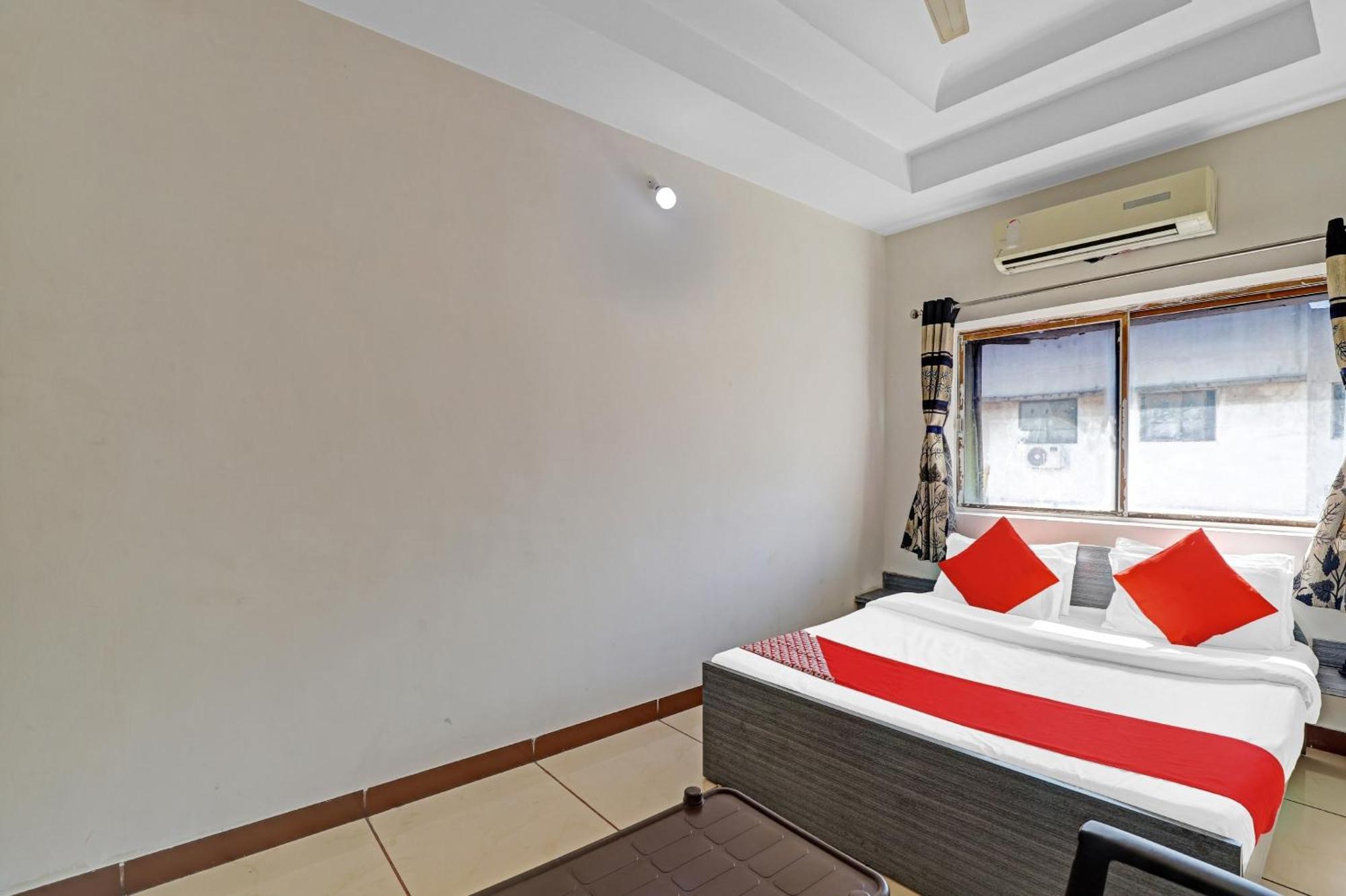 Hotel Velvet Rajkot Buitenkant foto
