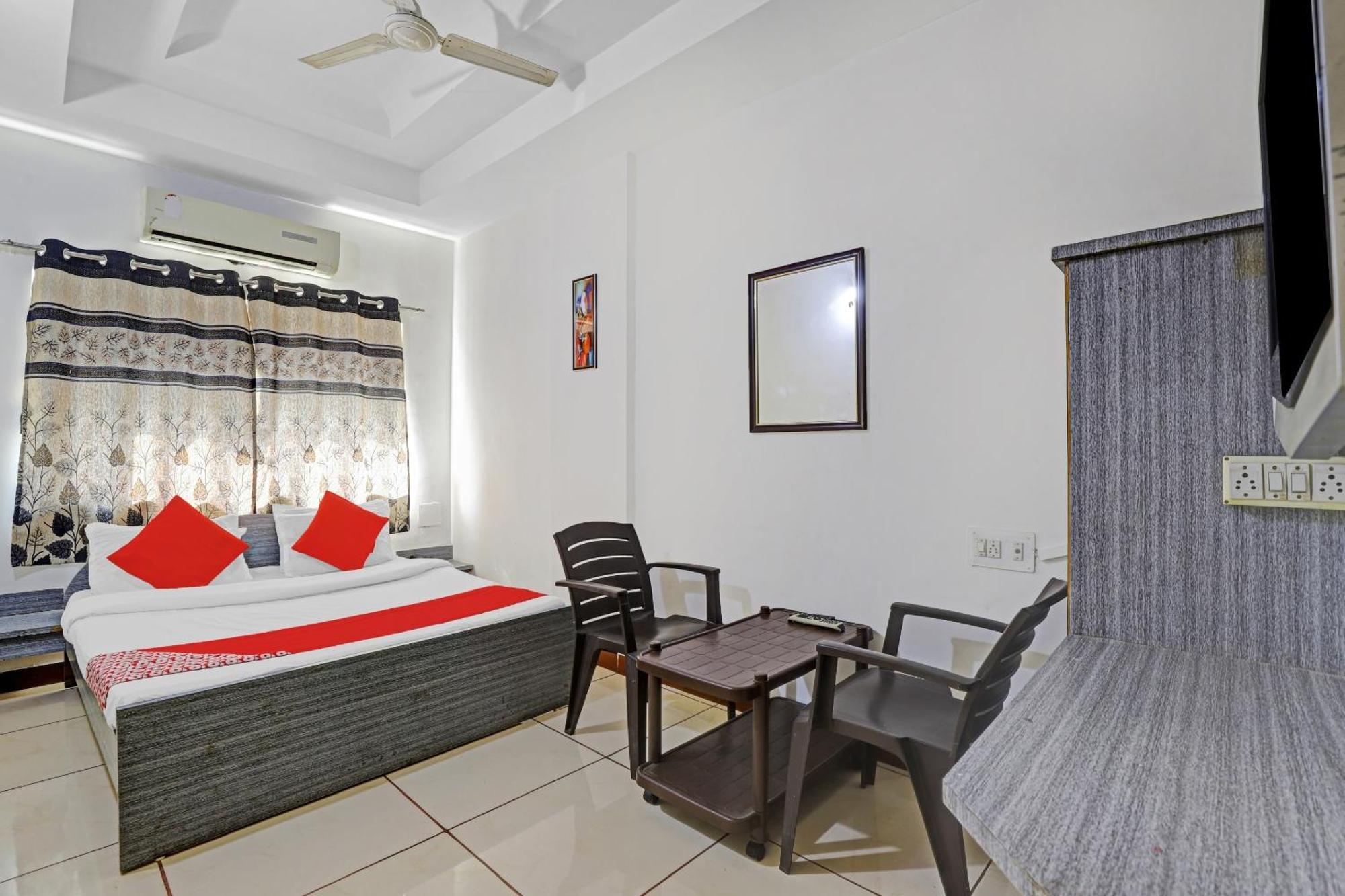 Hotel Velvet Rajkot Buitenkant foto