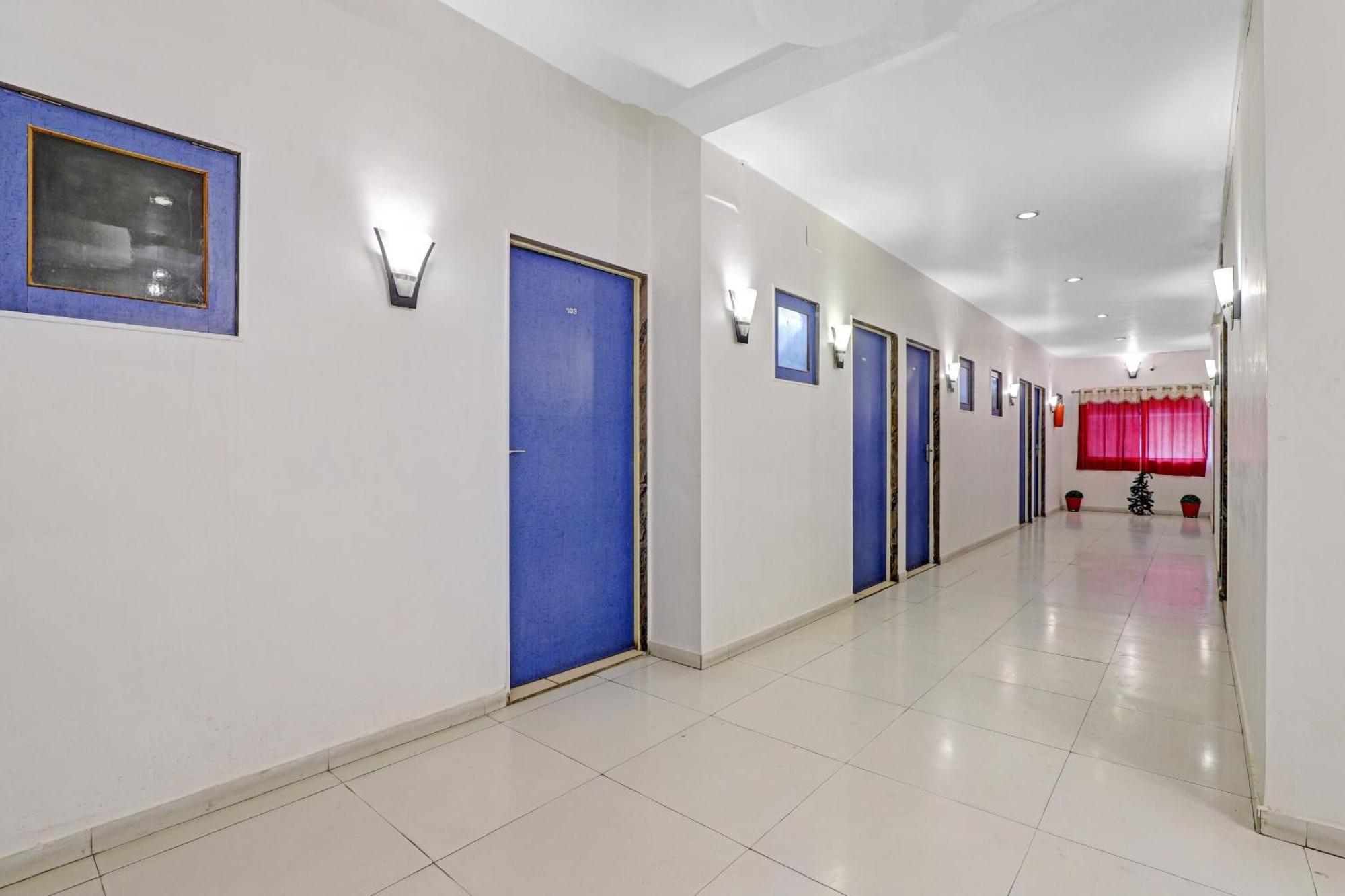 Hotel Velvet Rajkot Buitenkant foto