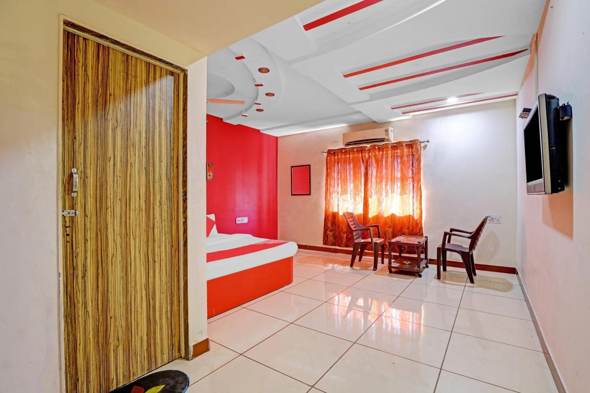 Hotel Velvet Rajkot Buitenkant foto