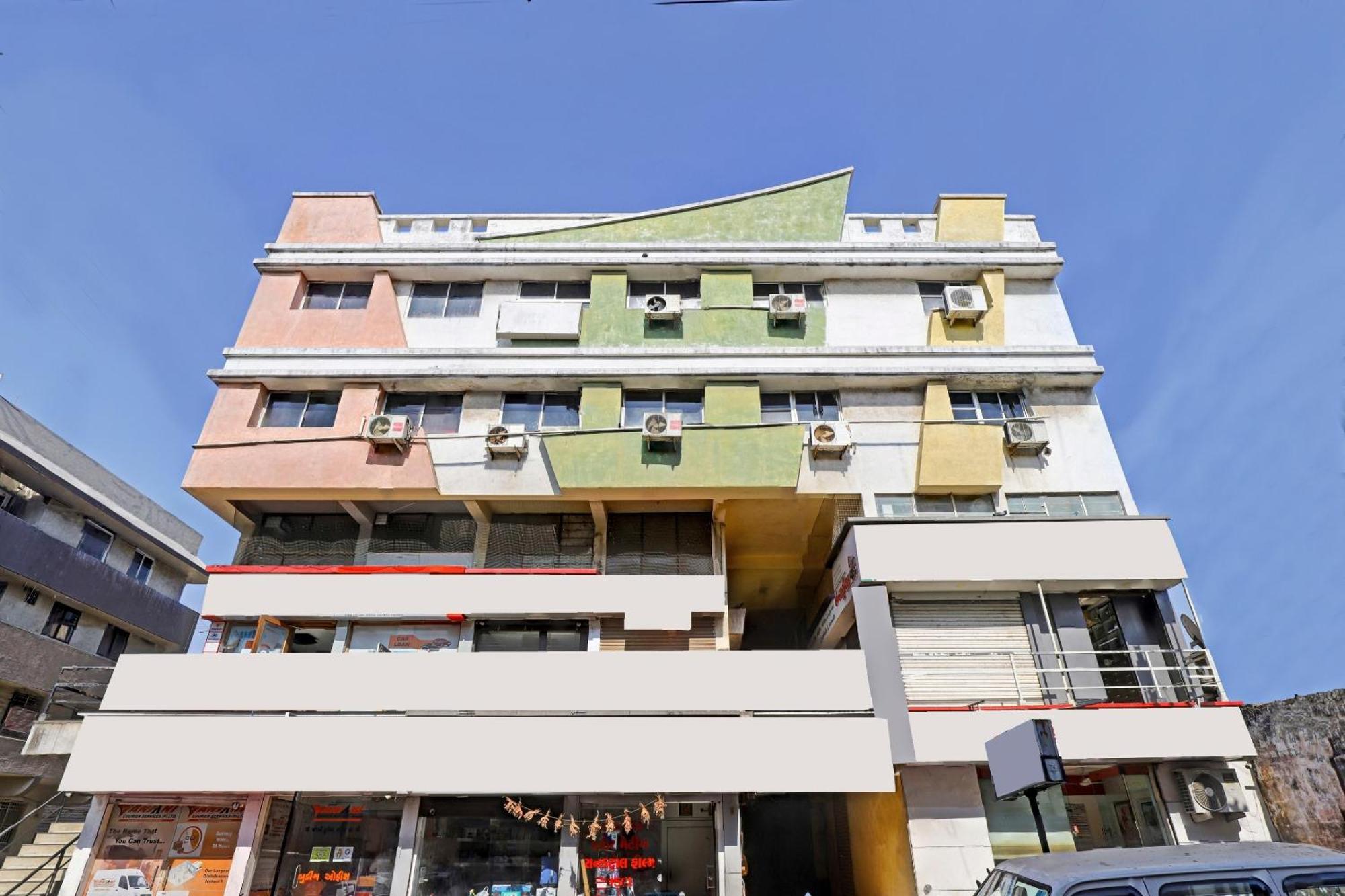 Hotel Velvet Rajkot Buitenkant foto