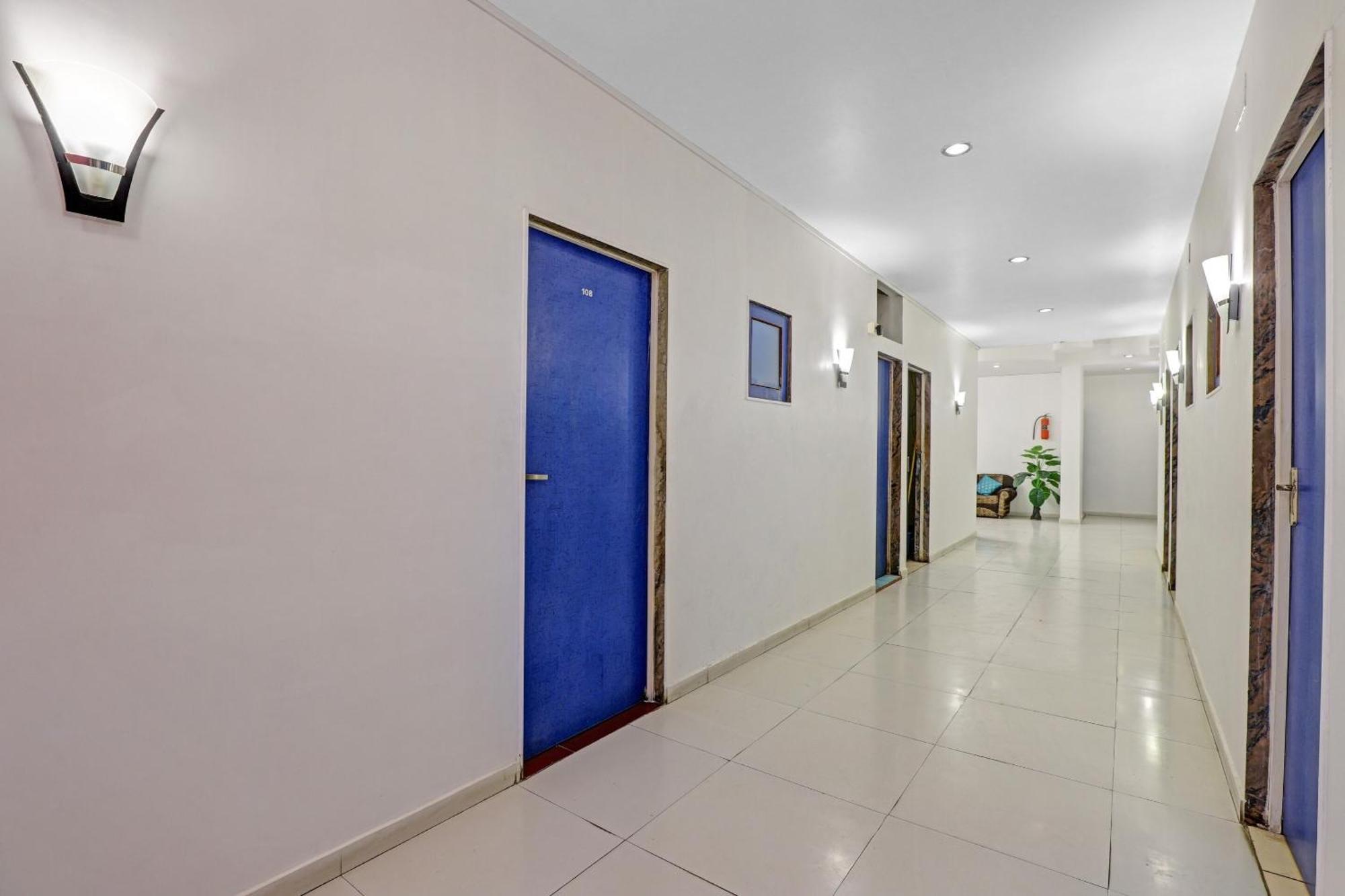 Hotel Velvet Rajkot Buitenkant foto