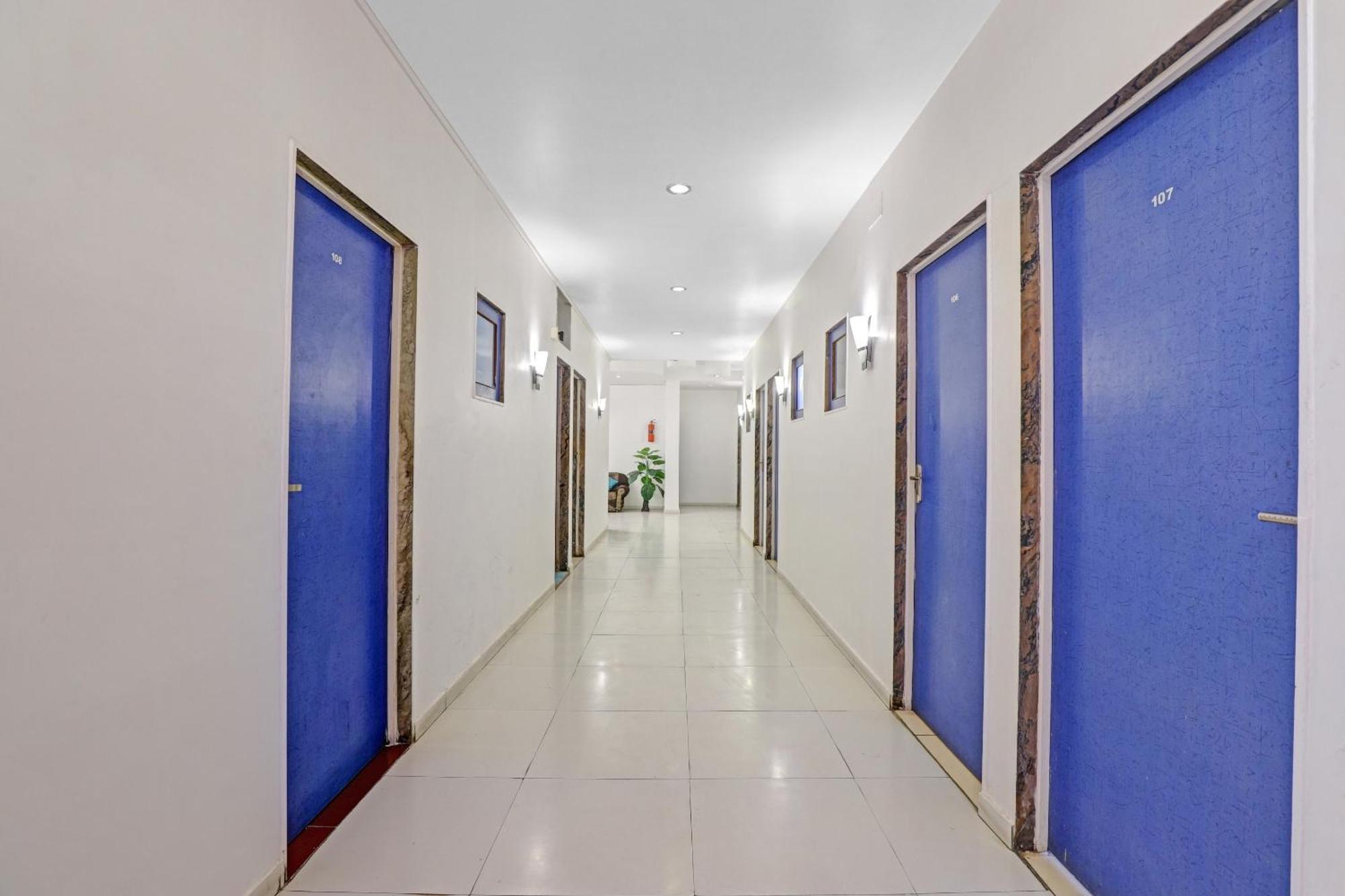 Hotel Velvet Rajkot Buitenkant foto